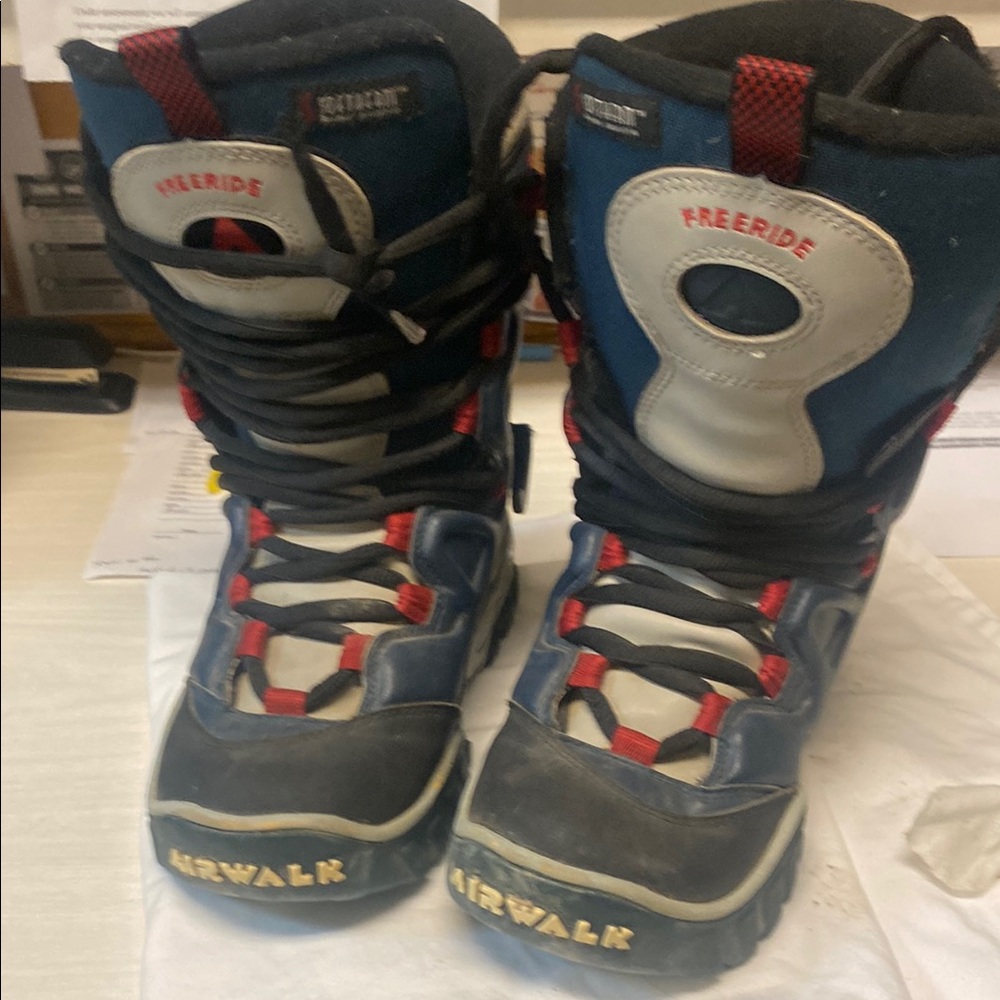 Snowboard boots